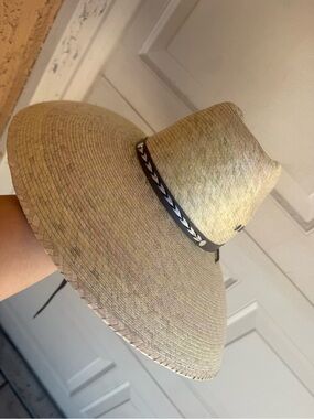 Men's Natural Straw Wide-Brim Hat with Decorative Black Band